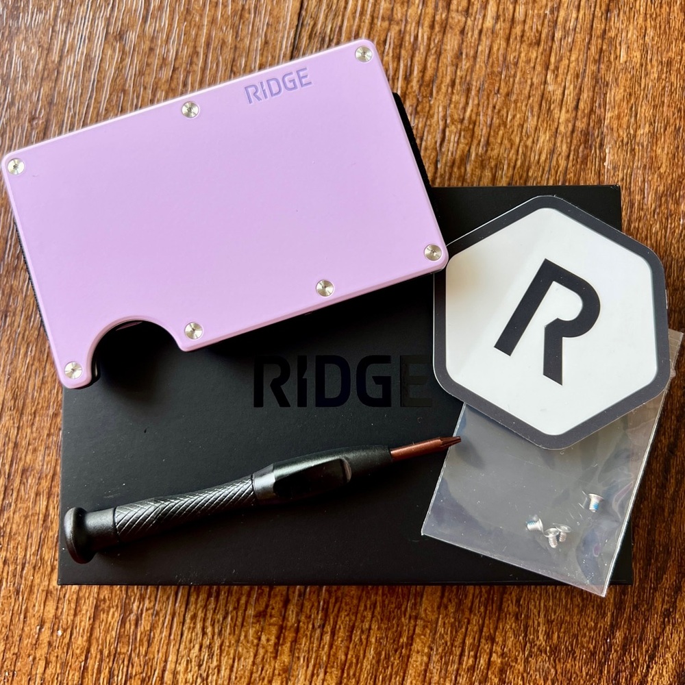 Ridge Wallet with Cash Strap